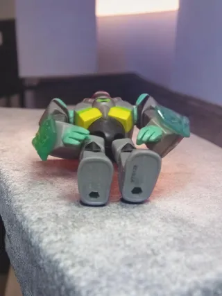 Figura de juguete robot