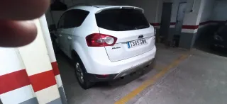 Coche blanco Ford Kuga