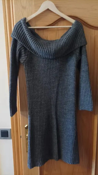Vestido de punto gris con cuello barco