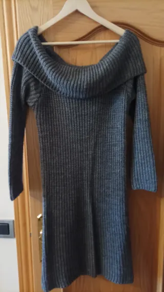 Vestido de punto gris con cuello barco