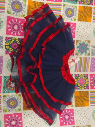 Falda tutú azul con volantes rojos para niña.
