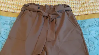 Pantalón verde militar con cinturón