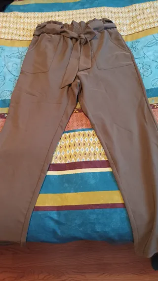 Pantalón verde militar con cinturón