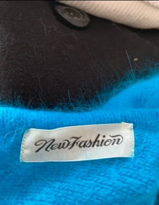 Jersey color azul con detalles bordados