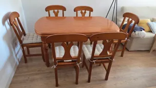 Mesa de comedor con 6 sillas de madera