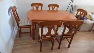 Mesa de comedor con 6 sillas de madera