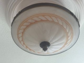 Lámparas de salón doradas y blancas