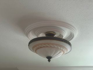 Lámparas de salón doradas y blancas