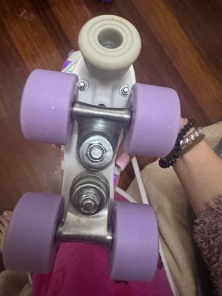Patines morados con ruedas blancas para niños