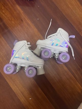 Patines morados con ruedas blancas para niños