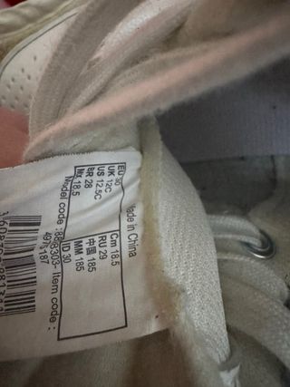 Patines morados con ruedas blancas para niños