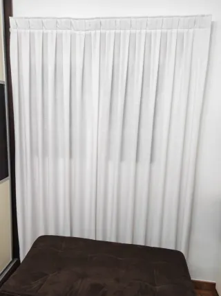 Cortina blanca con riel