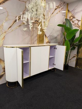 Aparador blanco con detalles dorados