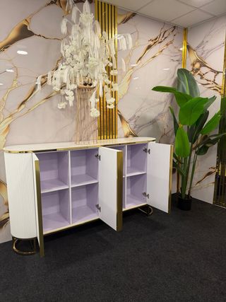 Aparador blanco con detalles dorados