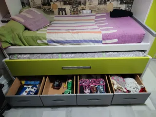 Dormitorio completo: cama, armario y estantes