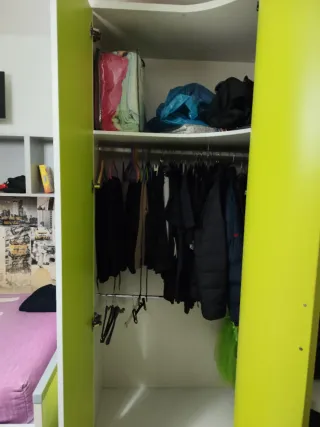 Dormitorio completo: cama, armario y estantes