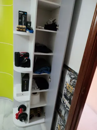 Dormitorio completo: cama, armario y estantes