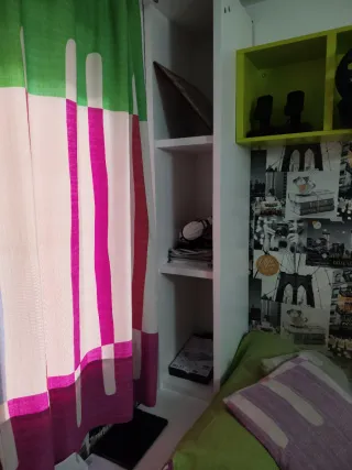 Dormitorio completo: cama, armario y estantes