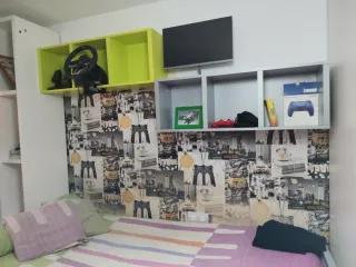 Dormitorio completo: cama, armario y estantes