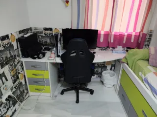 Dormitorio completo: cama, armario y estantes