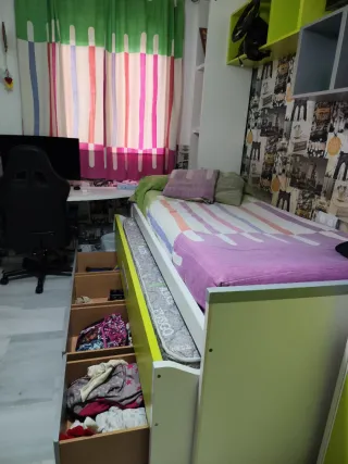 Dormitorio completo: cama, armario y estantes