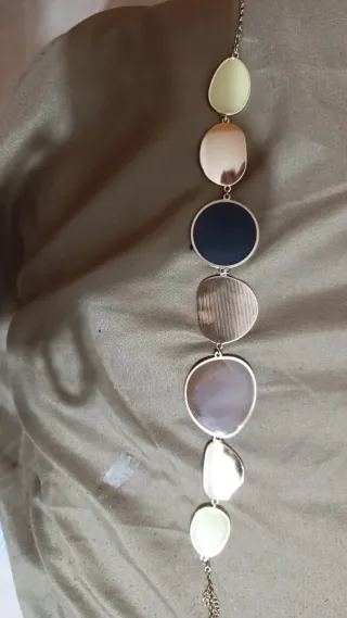 Collar dorado con colgantes de colores