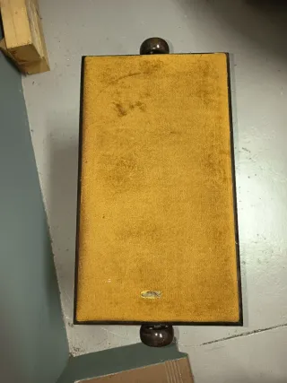 Banco de piano vintage dorado