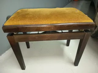 Banco de piano vintage dorado