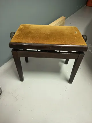 Banco de piano vintage dorado