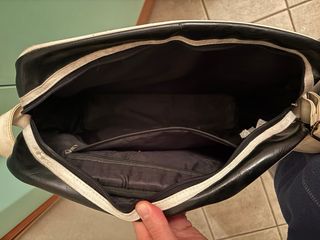 Borsa uomo nera con dettagli bianchi