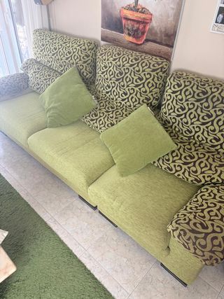 Sofá 4 plazas, color verde, de tela.