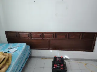 Cabecero de madera marrón