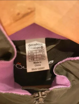 Chaqueta color verde oliva/ de quechua (Decathlon)