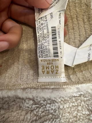 Alfombra gris con cuadros de colores