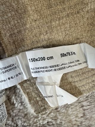 Alfombra gris con cuadros de colores