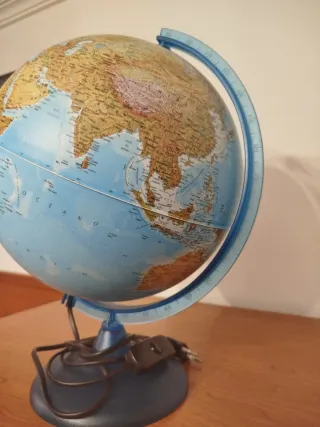 Globo terráqueo con luz