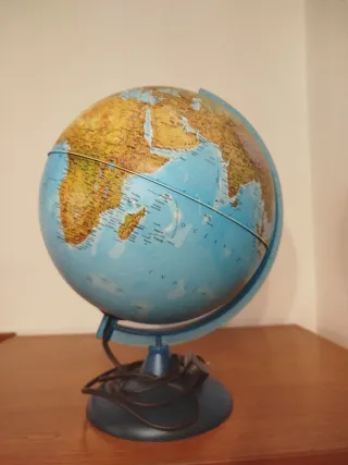 Globo terráqueo con luz