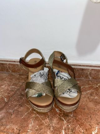 Sandalias cuña doradas y marrones