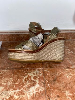 Sandalias cuña doradas y marrones