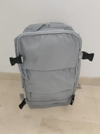 Mochila de viaje gris