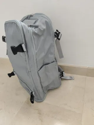Mochila de viaje gris
