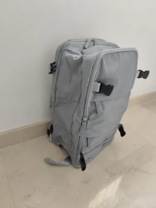 Mochila de viaje gris