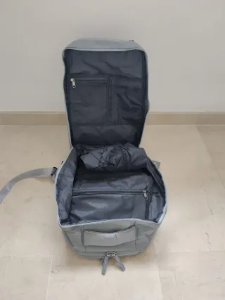 Mochila de viaje gris