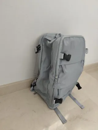 Mochila de viaje gris