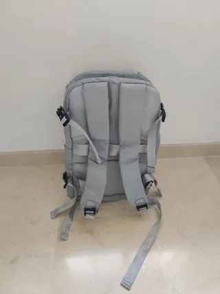 Mochila de viaje gris