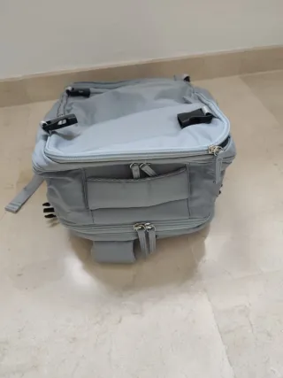 Mochila de viaje gris