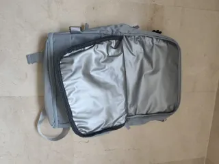 Mochila de viaje gris