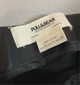 Falda corta efecto piel negra Talla S