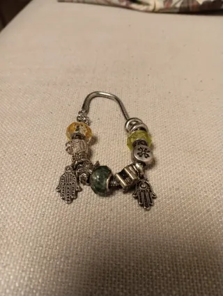 Pulsera con charms y abalorios