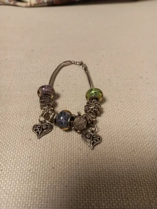 Pulsera con charms y abalorios
